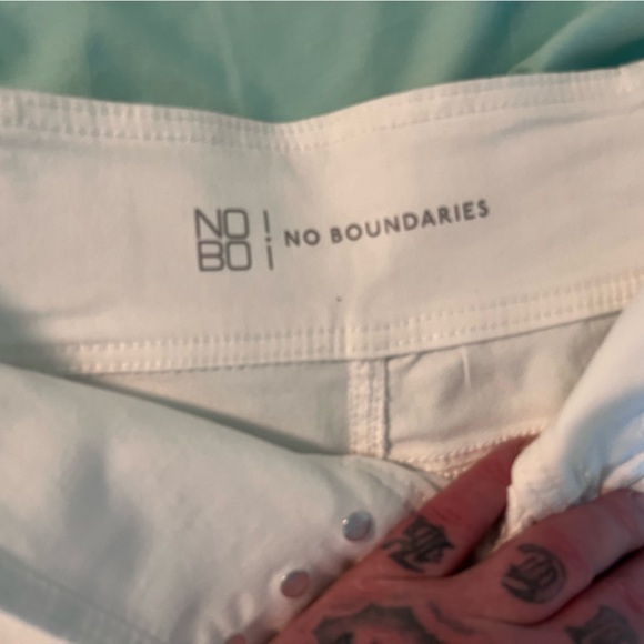 White shorts - Picture 2 of 3